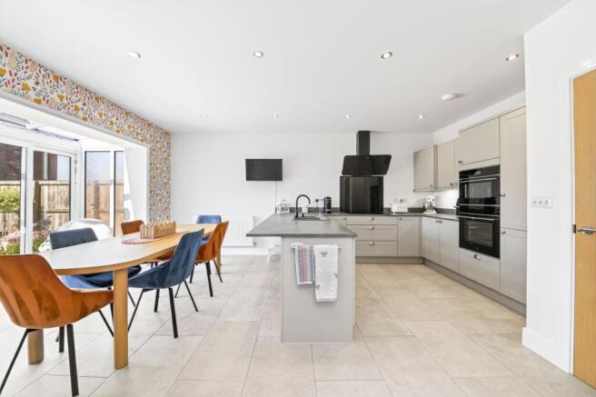OPEN-PLAN DINING KITCHEN