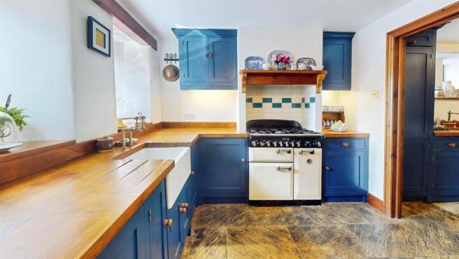 4 bed Detached for sale Image 8