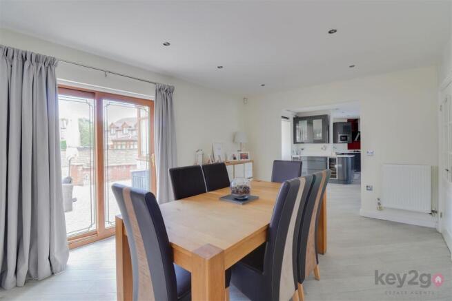 5 bed Detached for sale Image 11