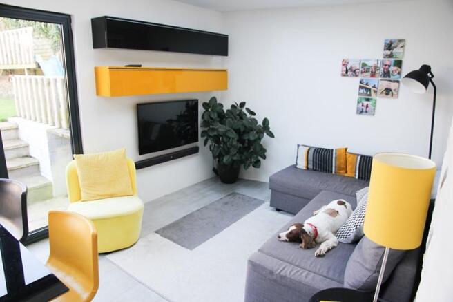 Lounge / Dining Area
