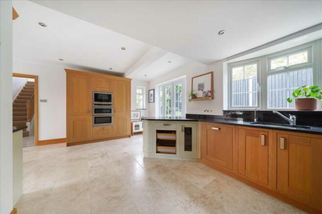 KITCHEN / DINING