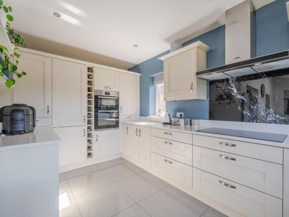 5 bed Detached for sale Image 12