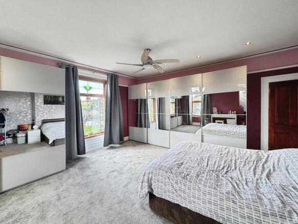 4 bed Detached for sale Image 8