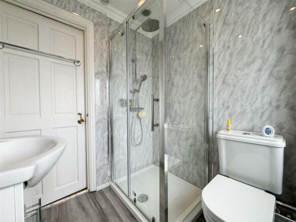 FAMILY SHOWER ROOM