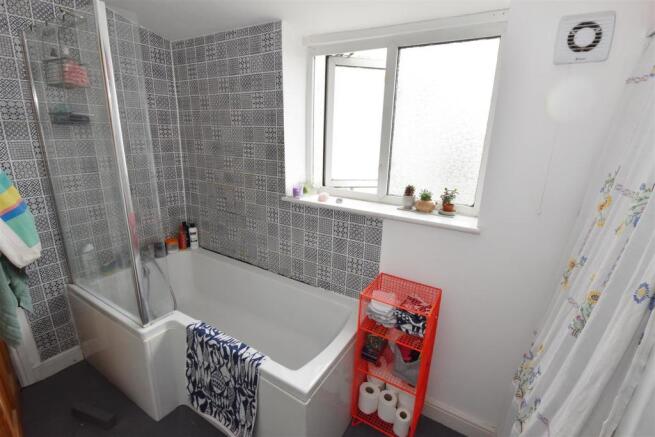 Bathroom 1.jpg