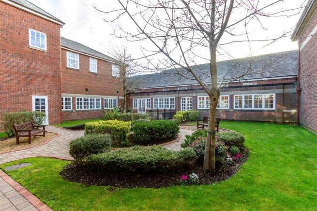 4 Queens Manor Communal Garden 4.jpg