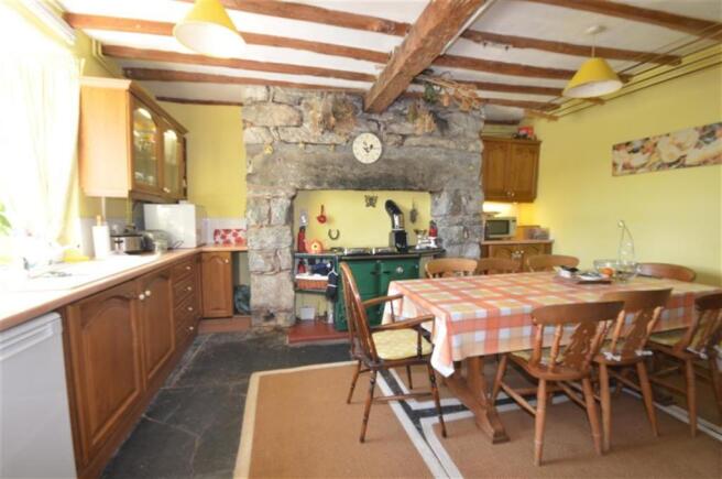 KITCHEN / DINING ROO