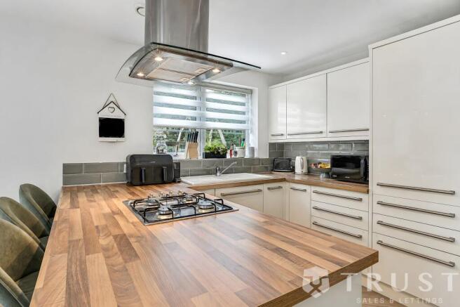 4 bed Detached for sale Image 12