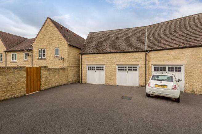 Garage & P...