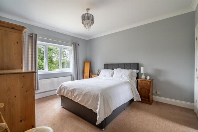 5 bed Detached for sale Image 7