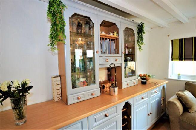 DRESSER TO SNUG