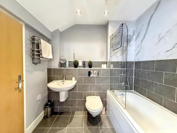 2 bed Apartment to rent Image 10
