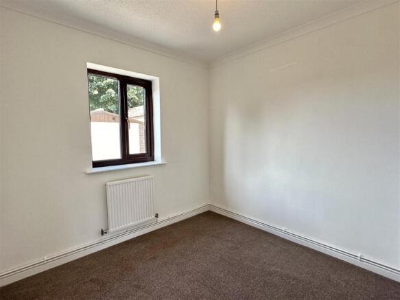 2 bed Semi-Detached Bungalow to rent Image 4