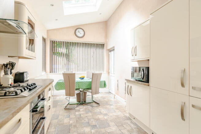4 bed Detached for sale Image 7