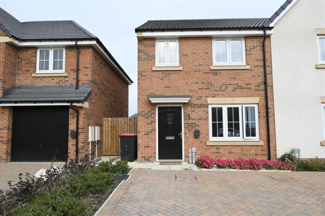 3-bed semi-detached on Cambrai Close, Catterick Garrison, £200,000