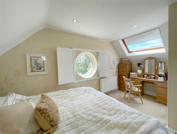 2 bed Penthouse to rent Image 10