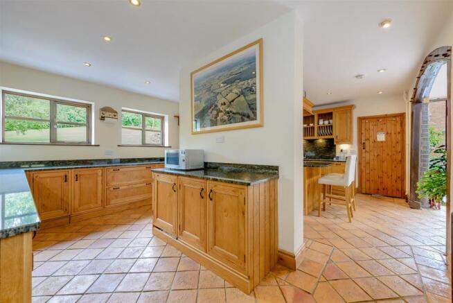 8355212-interior10.jpg