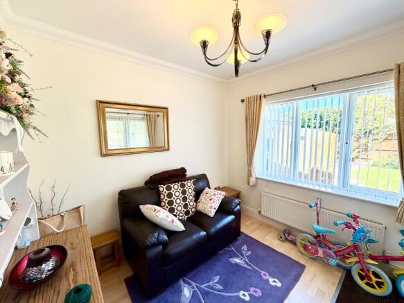 5 bed Detached for sale Image 8