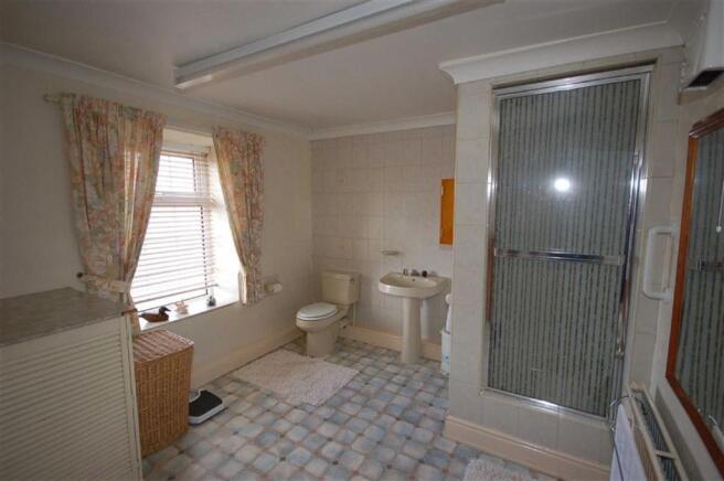SPACIOUS SHOWER ROOM