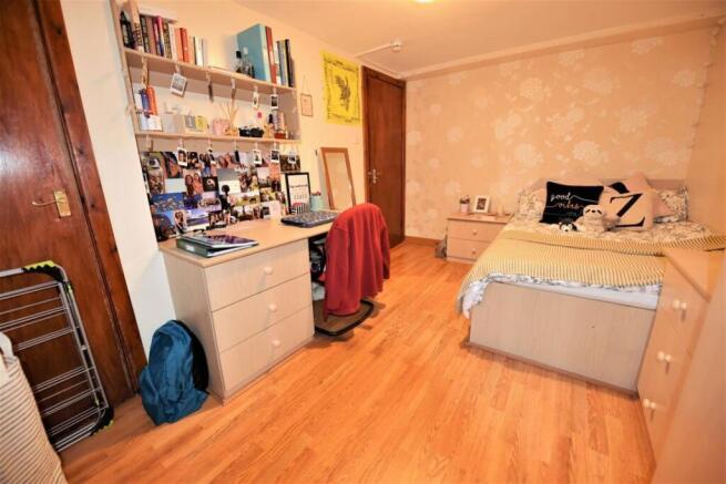 6 bed House to rent Image 4