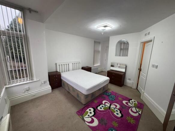 2 bed Apartment to rent Image 8