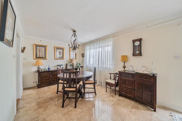 Sitting-dining room