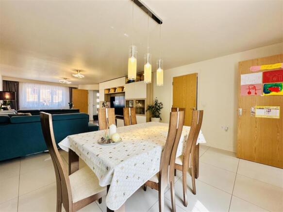 LOUNGE/DINER