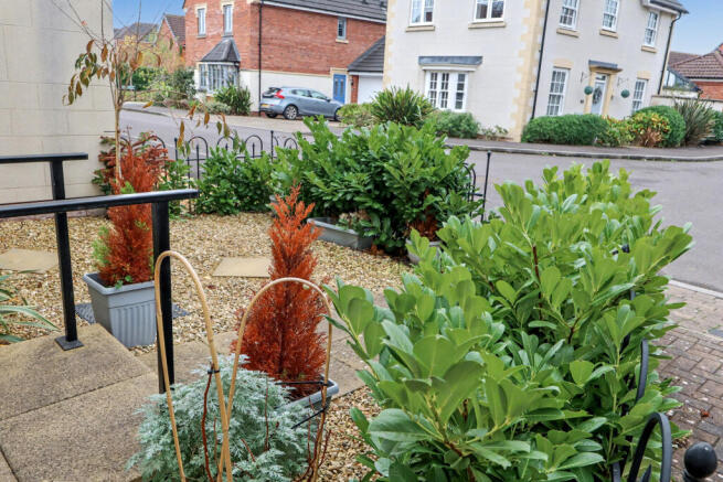 Garden to the front