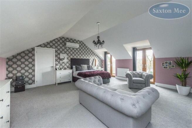 STUNNING IMPRESSIVE MASTER BEDROOM