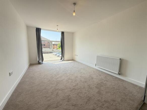 2 bed Apartment to rent Image 4