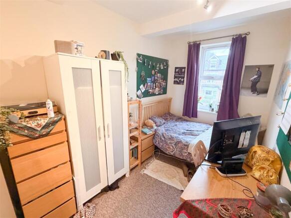 6 bed House to rent Image 8