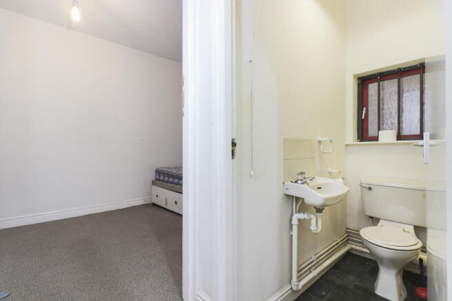 5 bed Detached for sale Image 8