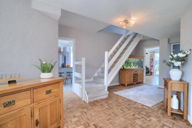 5 bed Detached for sale Image 4