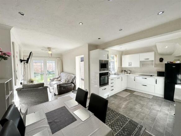 OPEN PLAN LIVING/DINING KITCHEN