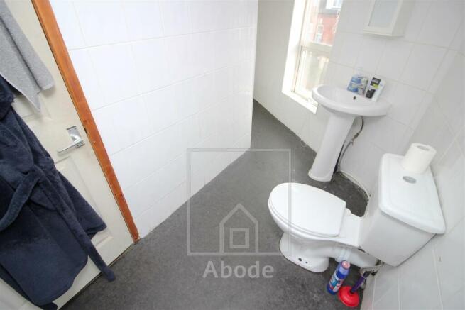 5 bed House to rent Image 5