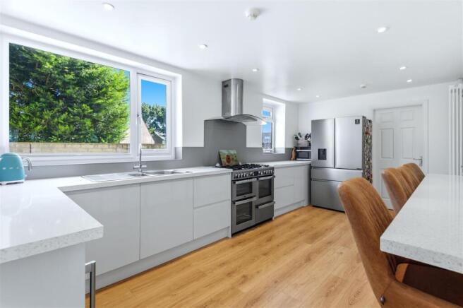 5 bed Detached for sale Image 7