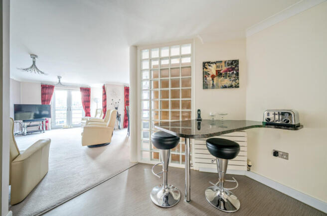 3 bed Flat for sale Image 6
