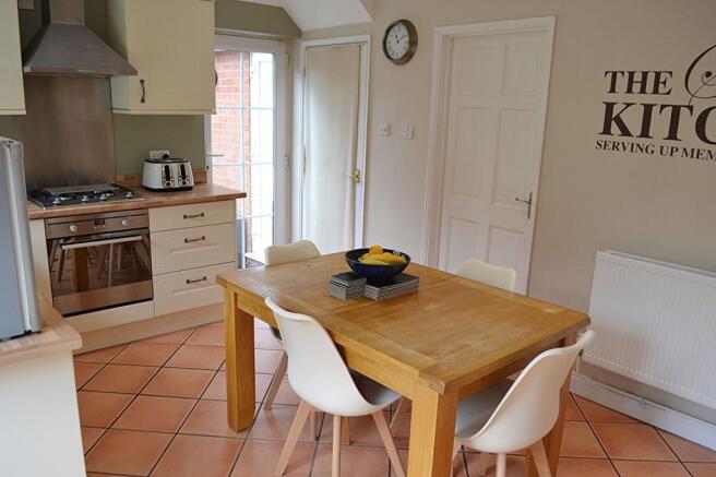 KITCHEN/DINING ROOM