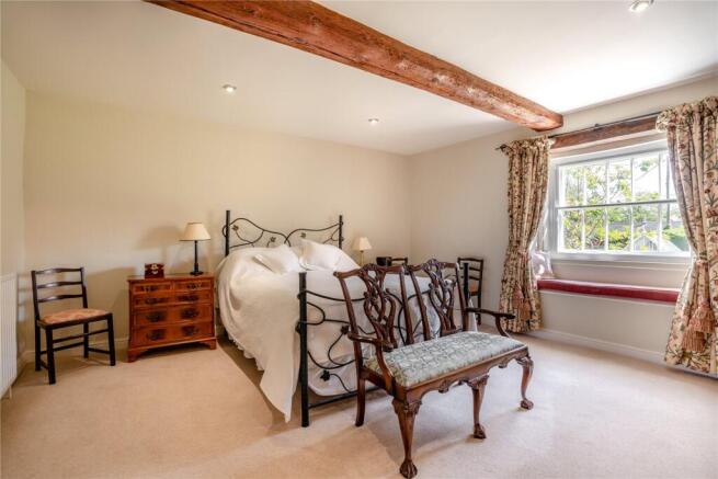 5 bed Detached for sale Image 12