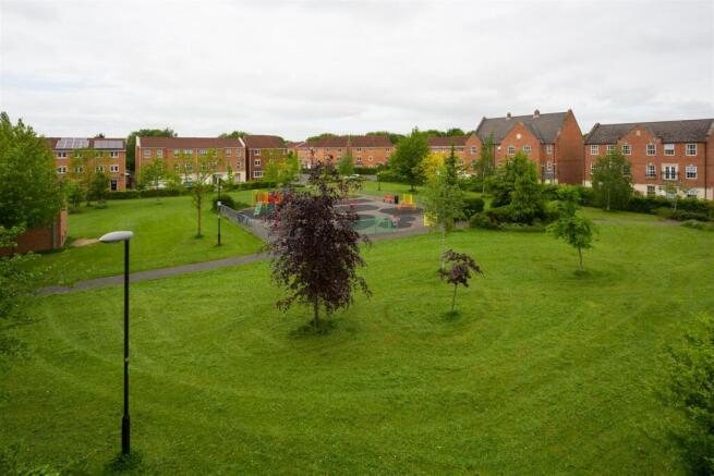 3 bed Terraced to rent Image 9