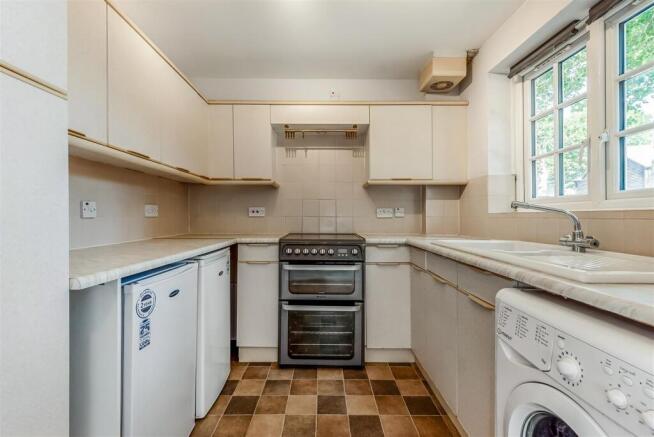 Churchwood Drive, Tangmere, Chichester photo 4