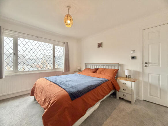 4 bed Semi-Detached for sale Image 8