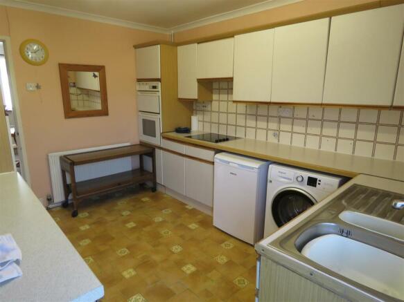 IMG_9016kitchen .JPG