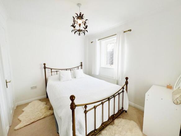 Bedroom 1 pic 1.jpg