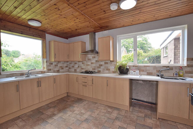 4 bed Detached to rent Image 8
