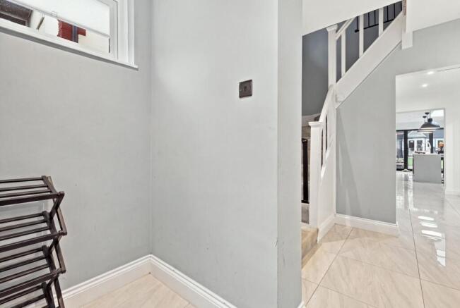 Lancaster Drive, Hornchurch, RM12 5ST photo 4