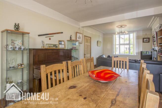 LOUNGE/DINNING ROOM