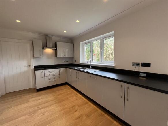 4 bed Detached for sale Image 4
