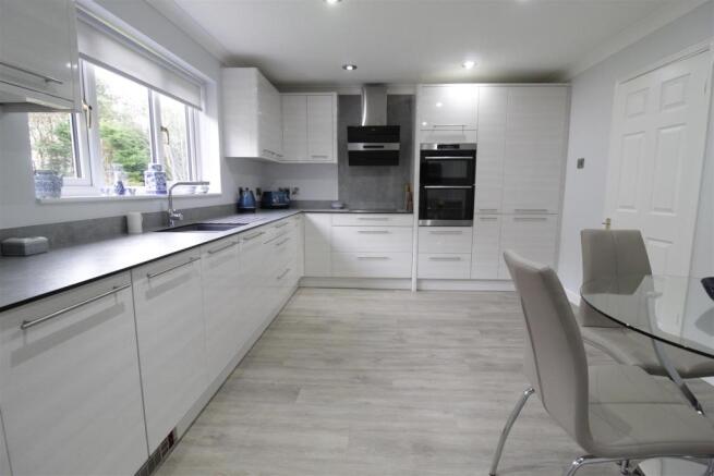 KITCHEN/BREAKFAST ROOM