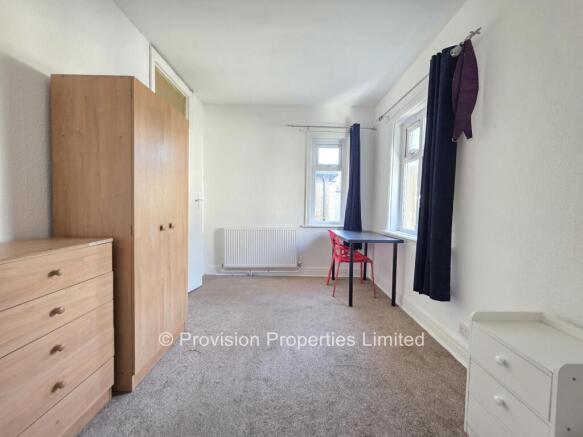 5 bed Semi-Detached to rent Image 5